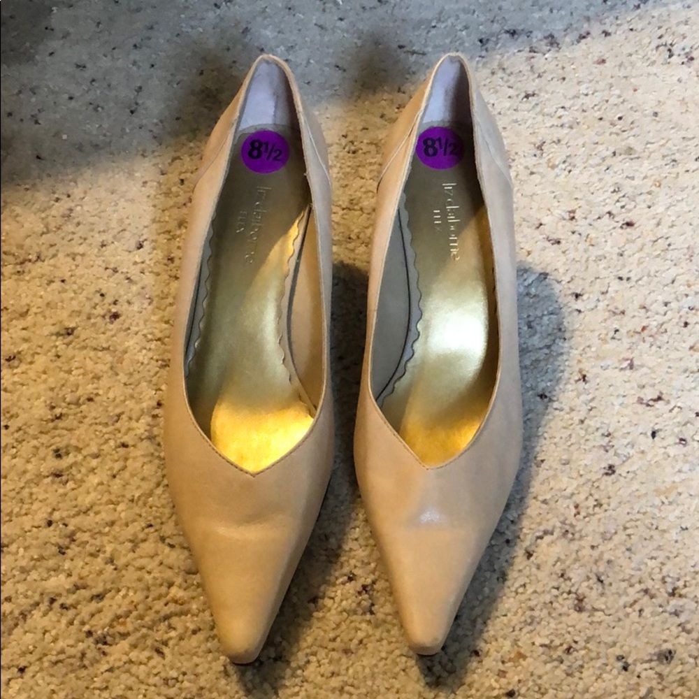 Leather pumps